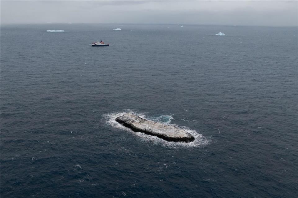 Noch ist die neu entdeckte Insel namenlos. (Handout)Christian Haas/Alfred-Wegener-Institut /dpa