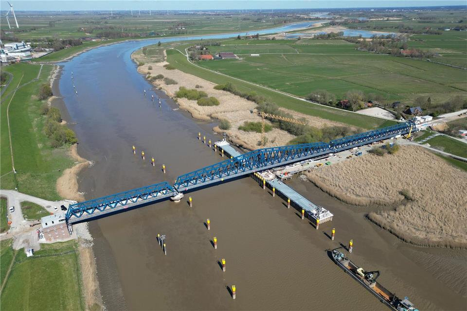 Noch ist nicht bekannt, wann genau die Brücke für den Schienenverkehr freigegeben wird. Lars Penning/dpa