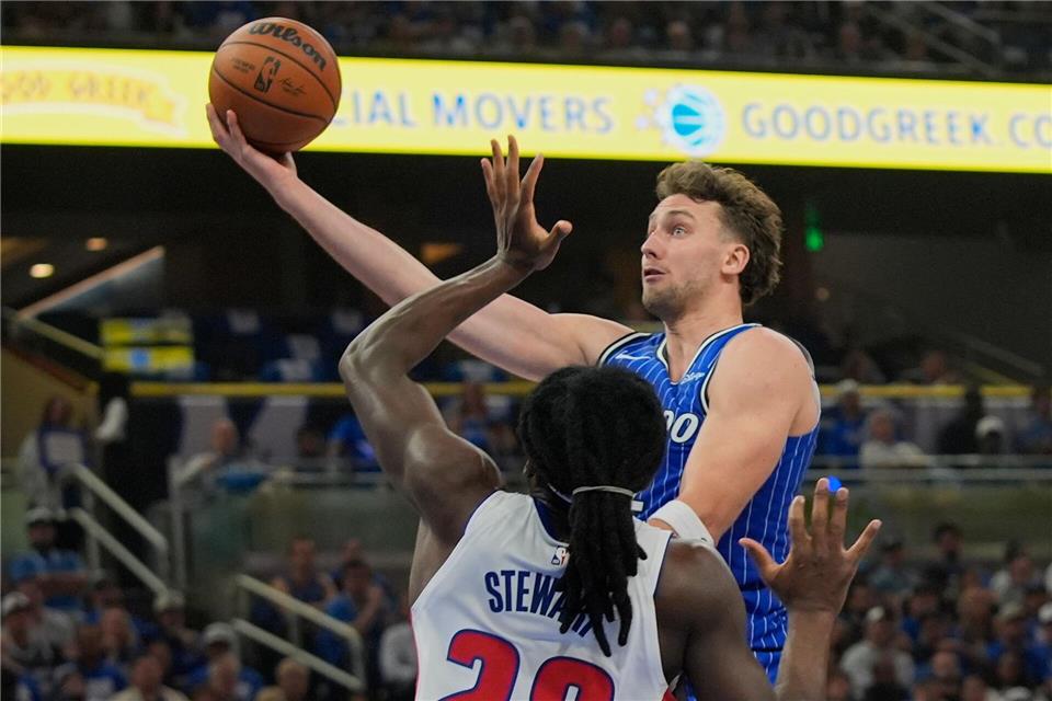 Noch ist unklar, ob Franz Wagner (r) in der fünften Playoff-Partie gegen Detroit spielen kann.John Raoux/AP/dpa