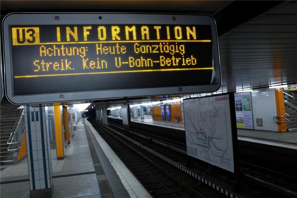 Noch ist unklar, ob U-Bahnen am Freitag fahren werden. (Archivbild)Christian Charisius/dpa