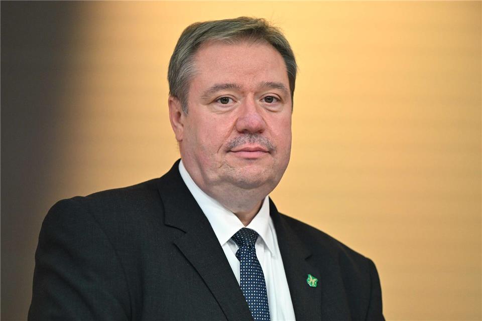 Noch keine Entwarnung bei der Finanzsituation der Kommunen sieht Steffen Kania, Bürgermeister von Saalfeld und Präsident des Thüringer Gemeinde- und Städtebunds. (Archivbild)  Martin Schutt/dpa