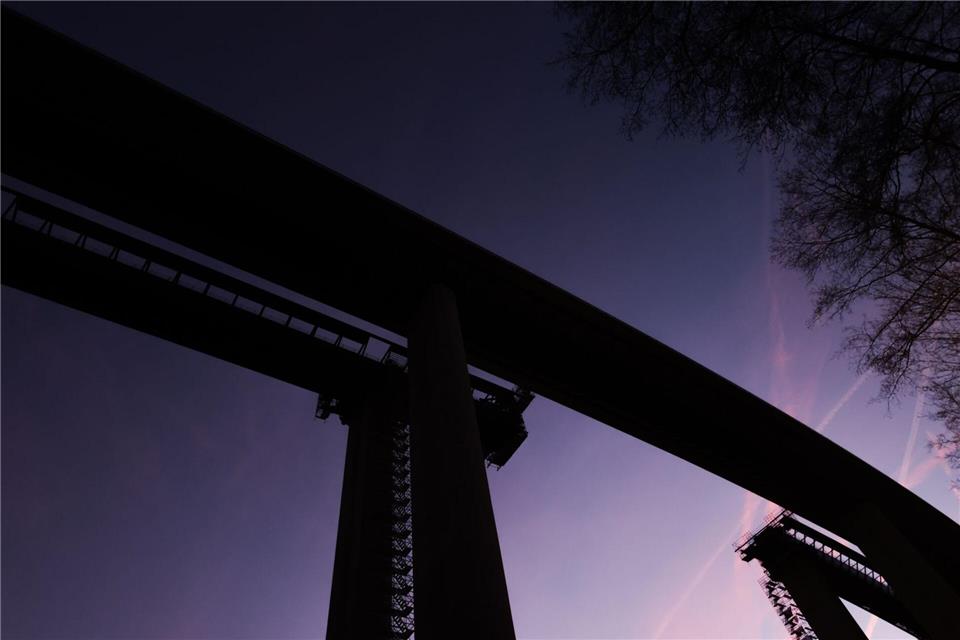 Noch klafft eine Lücke beim zweiten Brückenteil - nun werden die Stahlteile zusammengeschoben. (Archivbild)Rolf Vennenbernd/dpa
