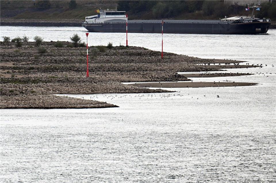 Noch können Schiffe das Stahlwerk von Thyssenkrupp in Duisburg mit Kohle und Eisenerz beliefern. (Symbolbild)Federico Gambarini/dpa