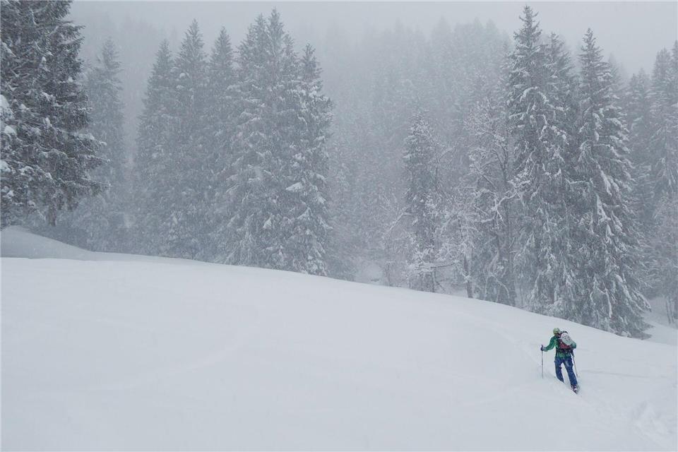 Noch lässt der Winter auf sich warten. In höheren Lagen muss aber schon mit Neuschnee gerechnet werden. Der Alpenverein gibt Tipps zur Tourenplanung. (Symbolbild)Angelika Warmuth/dpa