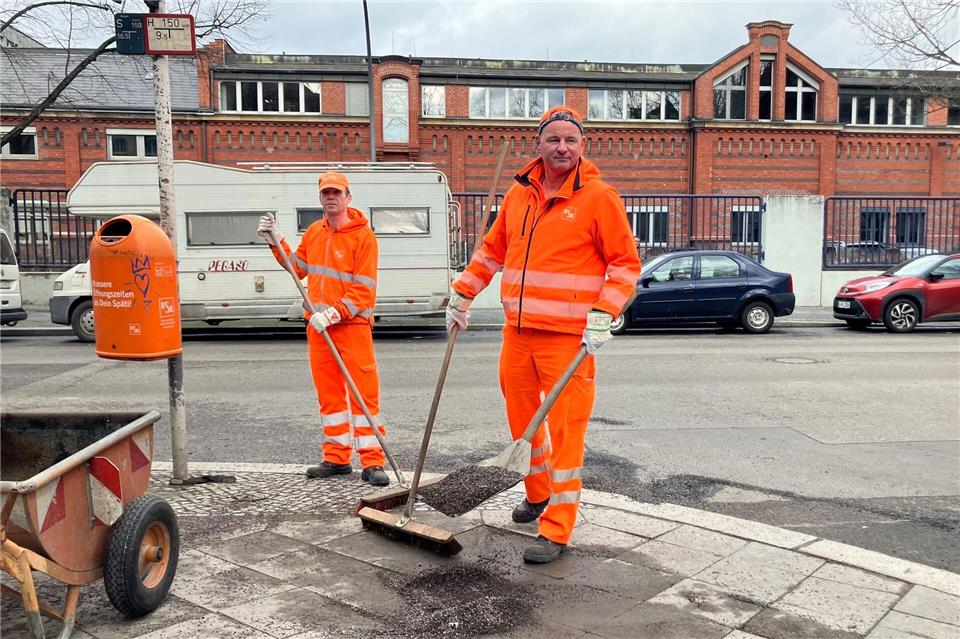Noch liegt auf vielen Berliner Gehwegen Streusplitt.Andreas Heimann/dpa