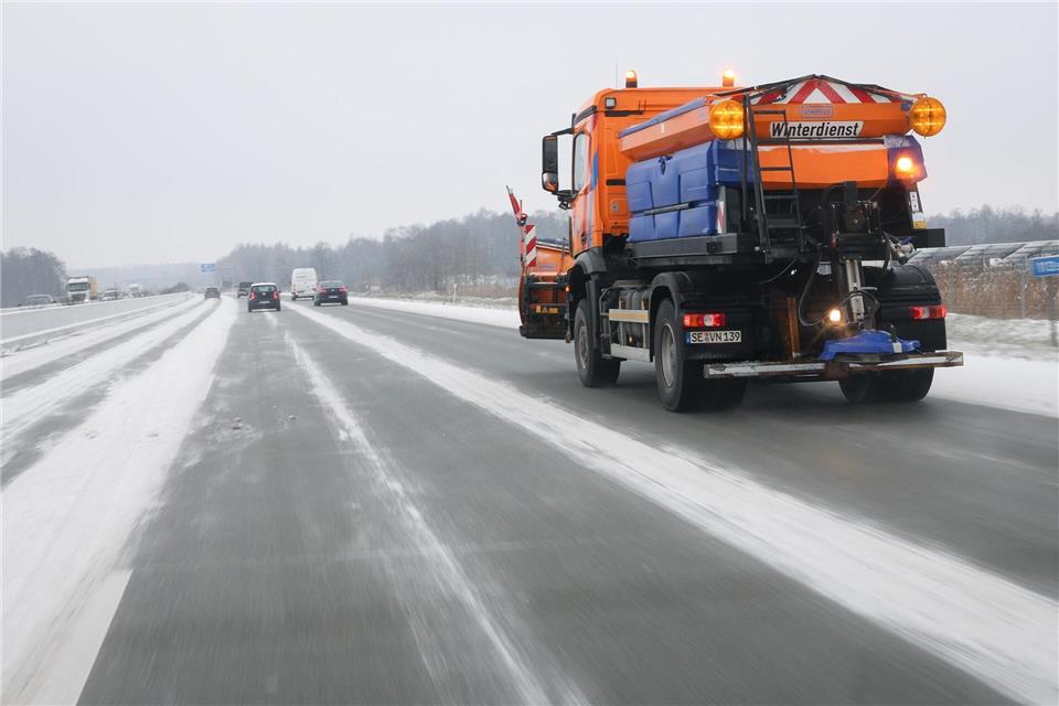 Noch liegt kein Schnee auf den Straßen - doch die Straßenmeistereien bereiten sich schon einmal vor. (Archivbild)Christian Charisius/dpa