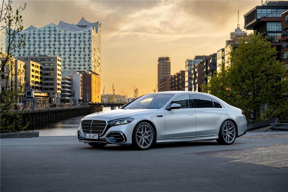 Noch mehr Glamour gibt es für die neue S-Klasse von Mercedes zum Beispiel durch einen beleuchteten Grill.Mercedes-Benz AG/dpa-tmn