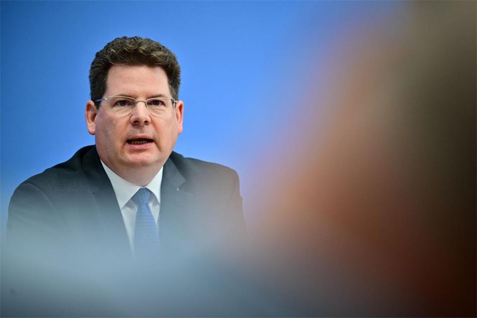 Noch mehr schuldenfinanziertes Geld sollte der Staat nach Einschätzung der Experten nicht in die Hand nehmen.Sebastian Gollnow/dpa