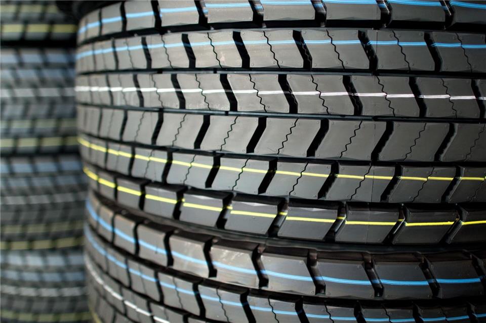 Noch mit vollem Grip: Fabrikneue Conti-Reifen. (Archivbild)Julian Stratenschulte/dpa