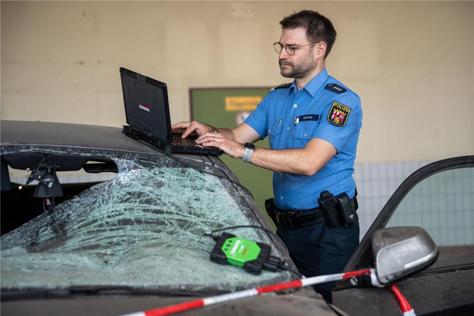 Noch neu ist für die Teams die Möglichkeit, bei der Unfallaufnahme Daten aus den Airbag-Steuergeräts lesen zu können.Harald Tittel/dpa