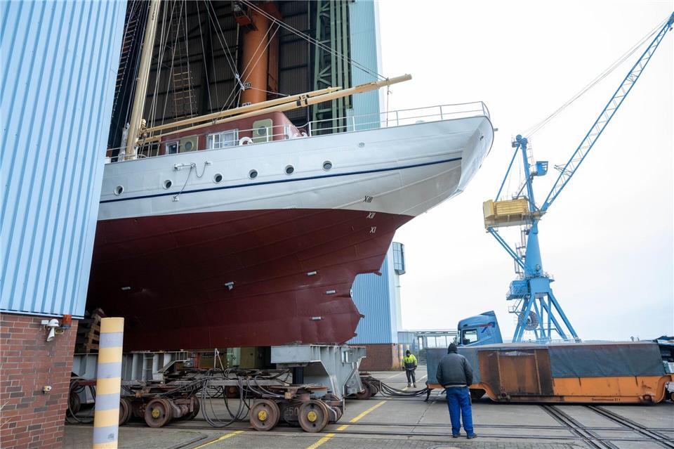 Noch nicht im Wasser, aber immerhin schon in Sichtweite steht nun wieder die „Greif“.Stefan Sauer/dpa