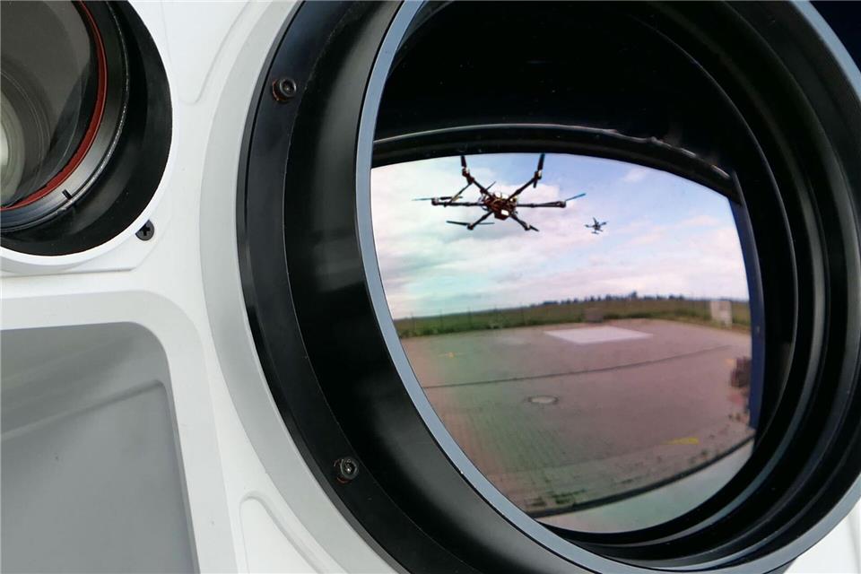 Noch nur Forschung: Mit Detektionssystemen und Jägerdrohnen soll eine unerwünschte Drohne abgefangen werden. (Archivbild)DLR/Deutschen Zentrum für Luft- und Raumfahrt/dpa