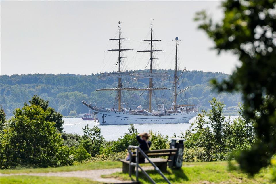Noch ohne gesetzte Segel in der Kieler Förde: Die „Gorch Fock“ läuft zur Ausbildungsfahrt aus.Frank Molter/dpa