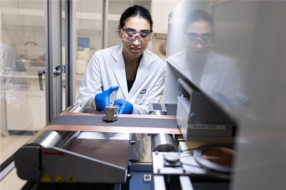 Noch sind die Stückzahlen bescheiden: Nur einige Hundert Batteriezellen pro Tag verlassen anfangs das Werk.Moritz Frankenberg/dpa