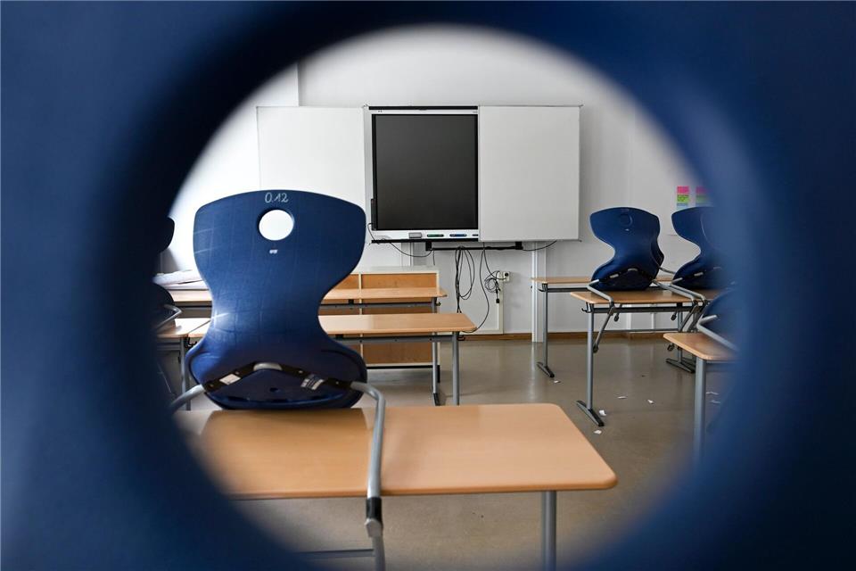Noch sind die Stühle hochgestellt an Brandenburgs Schulen. (Archivbild)Jens Kalaene/dpa
