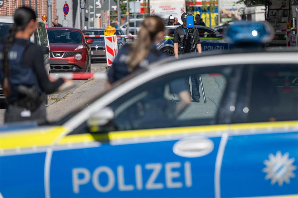 Noch sind viele Fragen zur Brandattacke auf einer Baustelle in München offen. Peter Kneffel/dpa