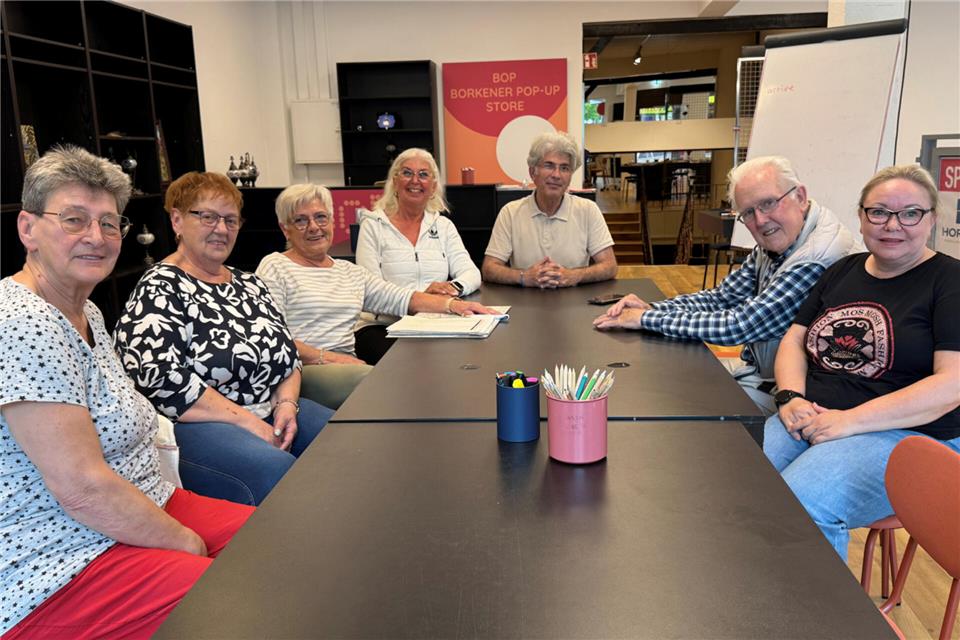 Noch sitzt die „Horizon Academy“ im Pop-Up-Store. Zum Monatsende ist dort aber Schluss. Inhaber Said Celik (dritter von rechts) und seine Sprachschüler wünschen sich, dass die Sprachschule auch künftig in der Innenstadt einen Standort hat.