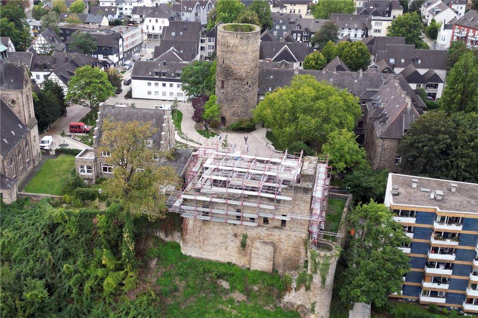 Noch stehen Gerüste an der Burgruine in Wetter - bis zur Internationalen Gartenschau 2027 soll sie für Besucher zugänglich gemacht werden.Federico Gambarini/dpa