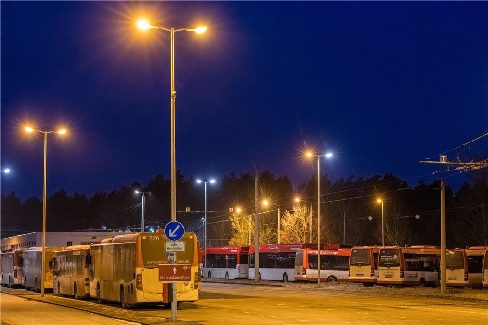Noch stehen die Busse in Cottbus - ab Dienstag soll wieder alles planmäßig fahren.Frank Hammerschmidt/dpa