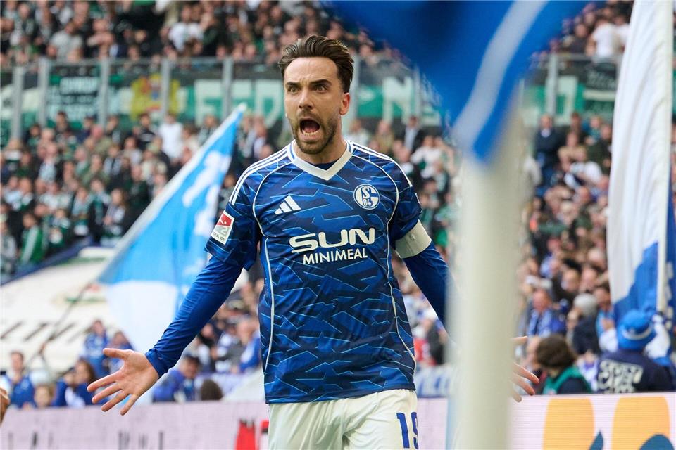 Noch steht auf dem Schalke-Trikot der Lebensmittelhersteller Sun Minimeal, ab Sommer ist dort Beumer zu lesen. Hier Kenan Karaman beim Torjubel unlängst im Spiel gegen Preußen Münster. (Archivbild)Bernd Thissen/dpa