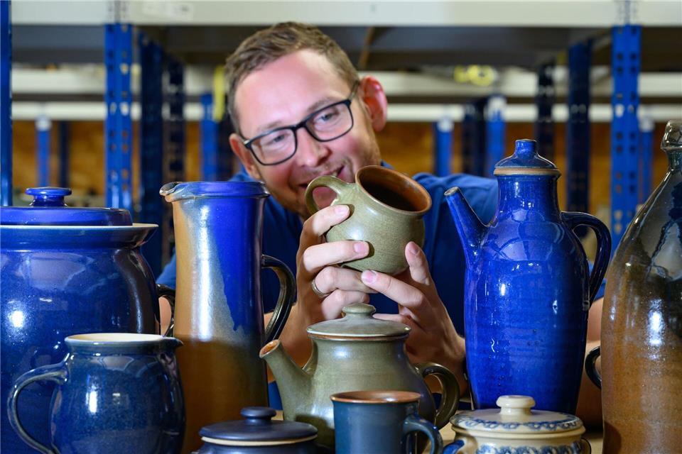 Tradition in Ton: Töpferfamilien bewahren ihr Handwerk Noch steht die Keramik in den Regalen, bevor sie Liebhaber finden soll. Töpferei Schulze setzt auf den Online-Verkauf. Patrick Pleul/dpa