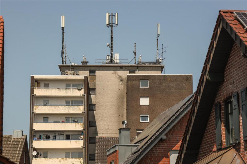 Noch thront der Achtstock über den anderen Gebäuden in seiner Umgebung. Nach den Plänen eines Borkener Investors könnte an seiner Stelle bald ein neues Wohnquartier entstehen.