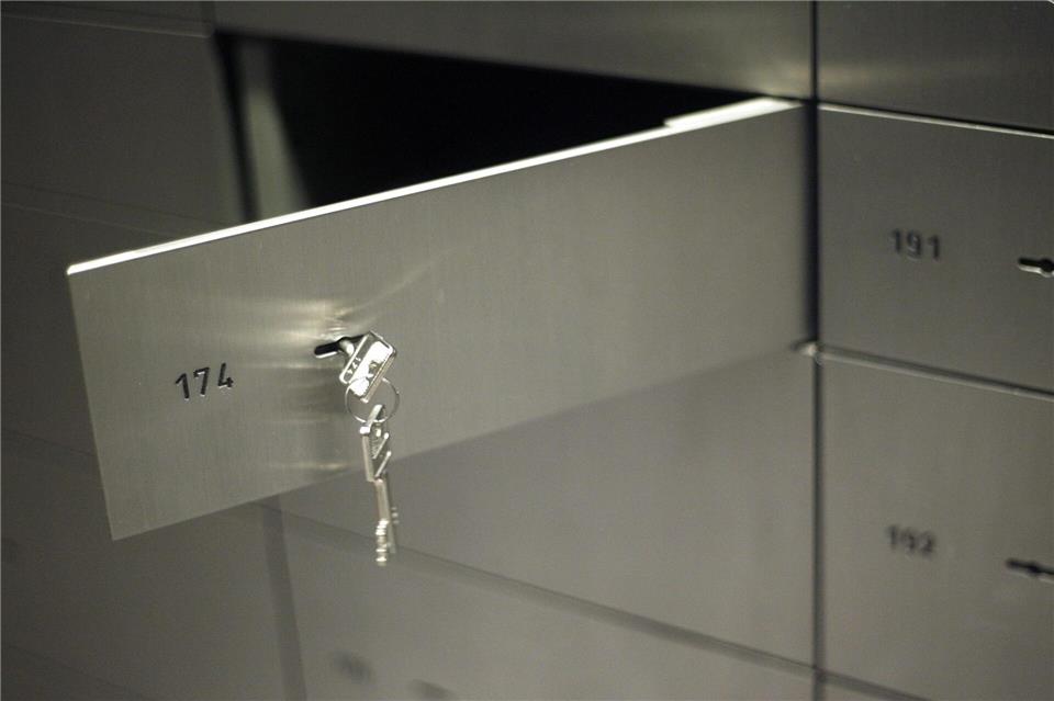 Noch unbekannte Täter haben in einer Bank in Wilhelmshaven mehrere Schließfächer aufgebrochen. (Symbolbild)Jens Wolf/dpa-Zentralbild/dpa