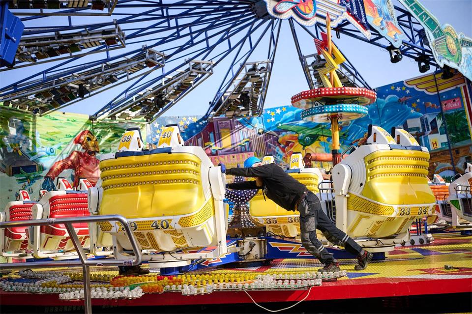 Noch werden letzte Handgriffe erledigt, bevor das Volksfest beginnt.Sina Schuldt/dpa