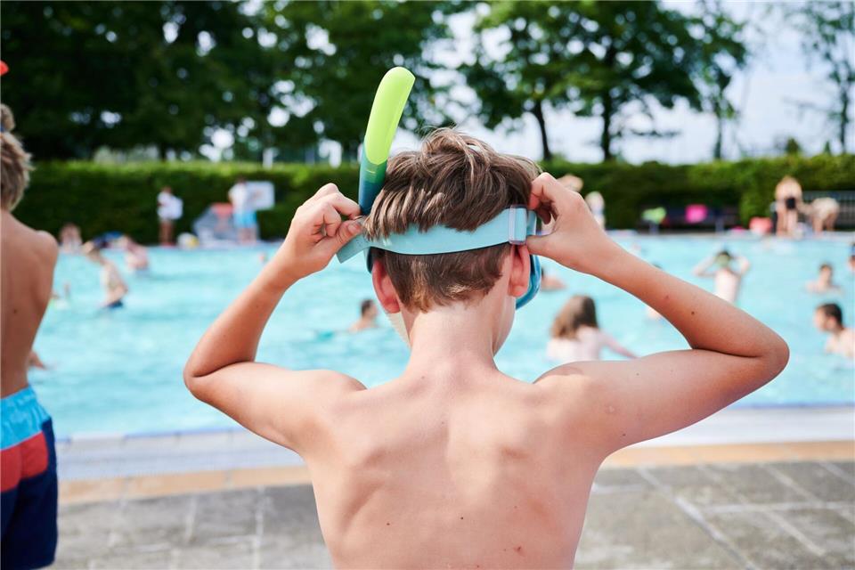 Nochmal gut gegangen? Trotzdem sollten Eltern ihr Kind nach einem Badeunfall genau beobachten und bei bestimmten Anzeichen mit ihm zum Arzt gehen. Annette Riedl/dpa/dpa-tmn