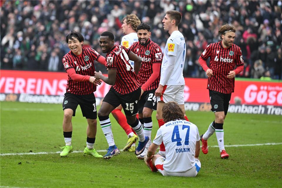 Noel Aseko (2.v.l.) feiert das zweite Tor für Hannover 96.Swen Pförtner/dpa