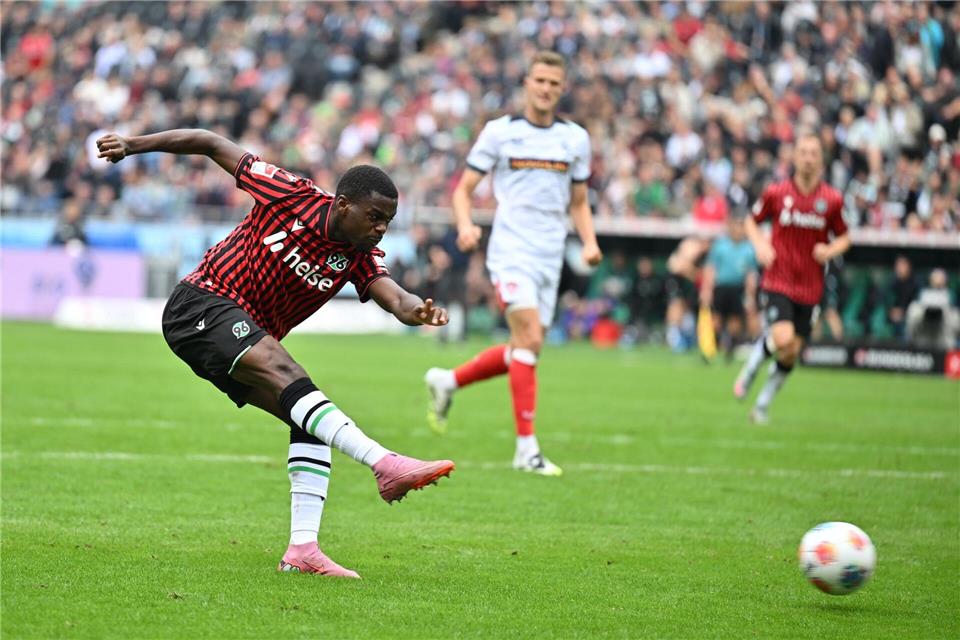 Noel Aseko drängt bei Hannover 96 in die Startelf.Swen Pförtner/dpa