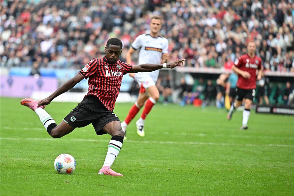 Noel Aseko wechselt in die Bundesliga zu Eintracht Frankfurt. (Archivbild)Swen Pförtner/dpa