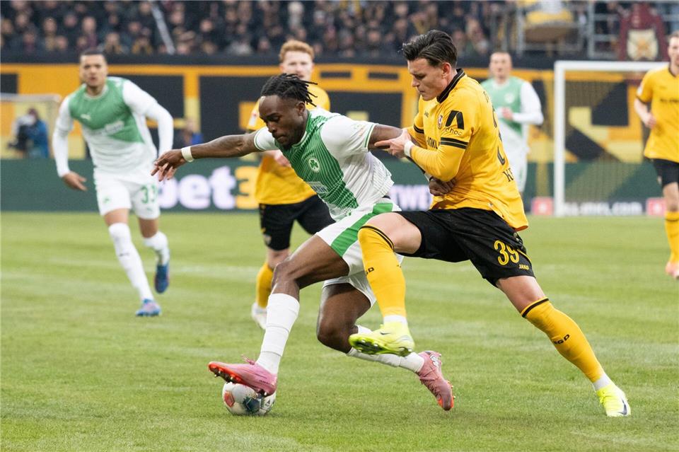 Noel Futkeu (M, SpVgg Greuther Fürth) im Zweikampf mit Thomas Keller (r, Dynamo Dresden). Der Dresdner traf zur Führung.Sebastian Kahnert/dpa
