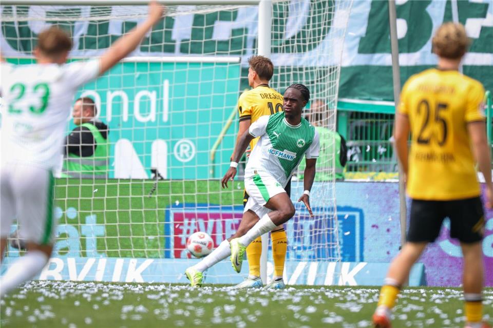 Noel Futkeu (M) trifft gegen Dresden gleich zweimal.Daniel Karmann/dpa