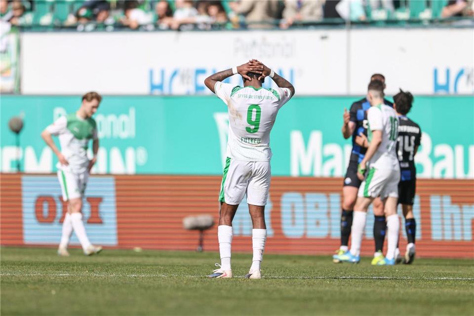 Noel Futkeu (M) vergab für die Fürther eine dicke Chance.Daniel Löb/dpa