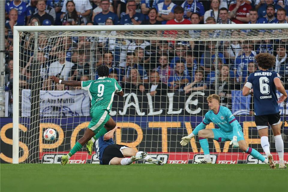 Noel Futkeu erzielt das 1:0 für Fürth, Bielefelds Maximilian Großer fälscht noch ab, Torwart Jonas Kersken ist machtlos. Friso Gentsch/dpa