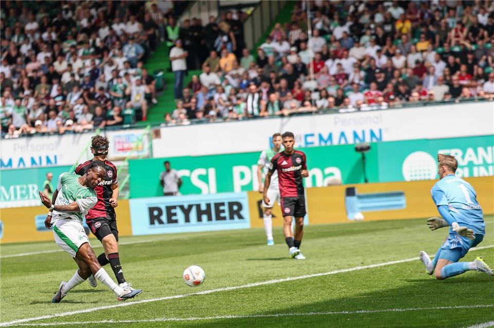 Noel Futkeu (l) staubt ab zum Fürther 1:0. Daniel Löb/dpa