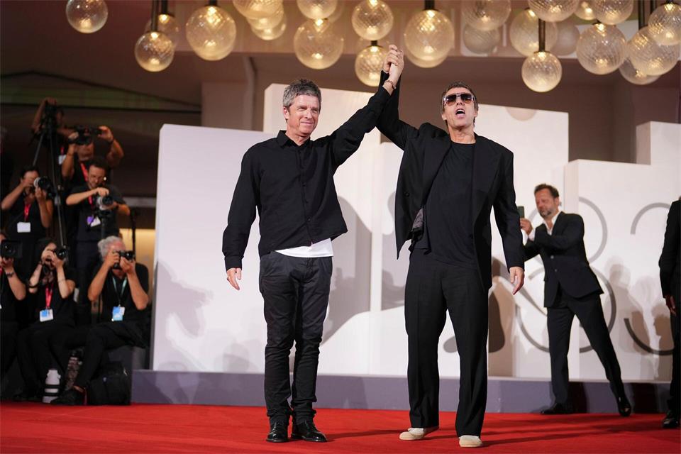 Noel Gallagher (l) und Liam Gallagher stehen am Samstag auf dem roten Teppich bei der 83. Ausgabe der Filmfestspiele von Venedig anlässlich der Filmvorführung von „Oasis: Don’t Look Back In Anger“.Alessandra Tarantino/Invision/AP/dpa