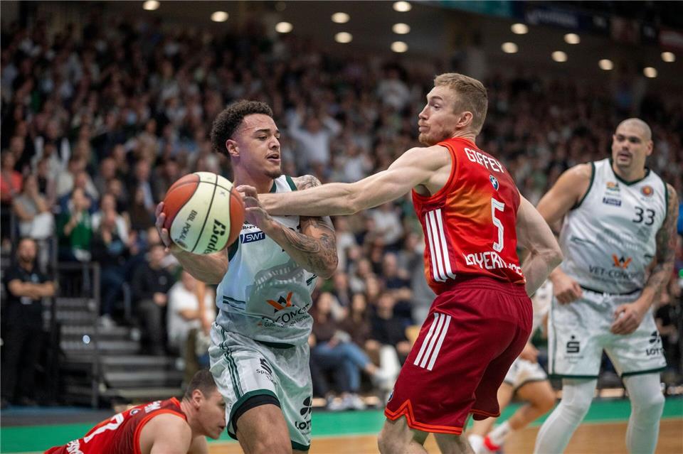 Nolan Adekunle (l.) verlässt die Basketball-Bundesliga und Trier. (Archivbild)Harald Tittel/dpa