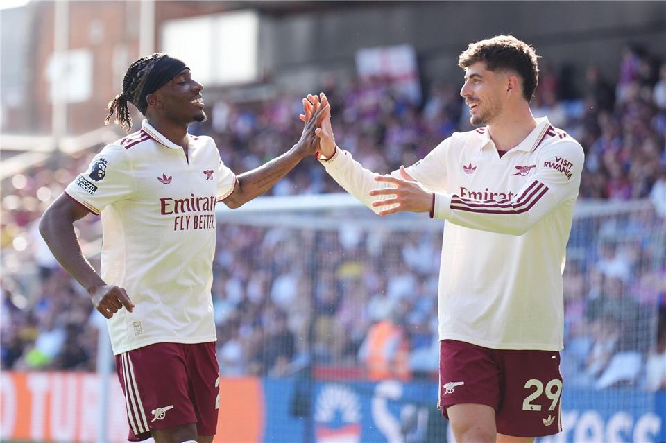 Noni Madueke (l) von Meister Arsenal jubelt mit seinem Teamkollegen Kai Havertz über sein Tor zum 0:2.John Walton/PA Wire/dpa
