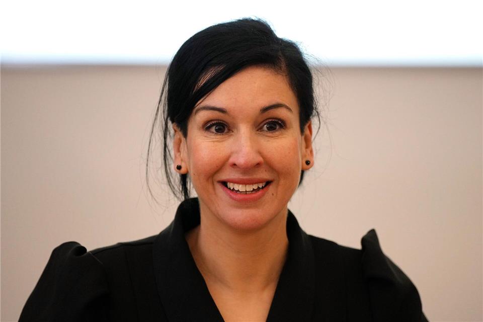 Noosha Aubel (parteilos) war sechs Jahre lang Beigeordnete für Bildung, Kultur, Jugend und Sport in Potsdam. Zuletzt war sie Stadträtin und Dezernentin für Bildung, Integration, öffentliche Dienste und Sicherheit in Flensburg. (Archivbild)Soeren Stache/dpa