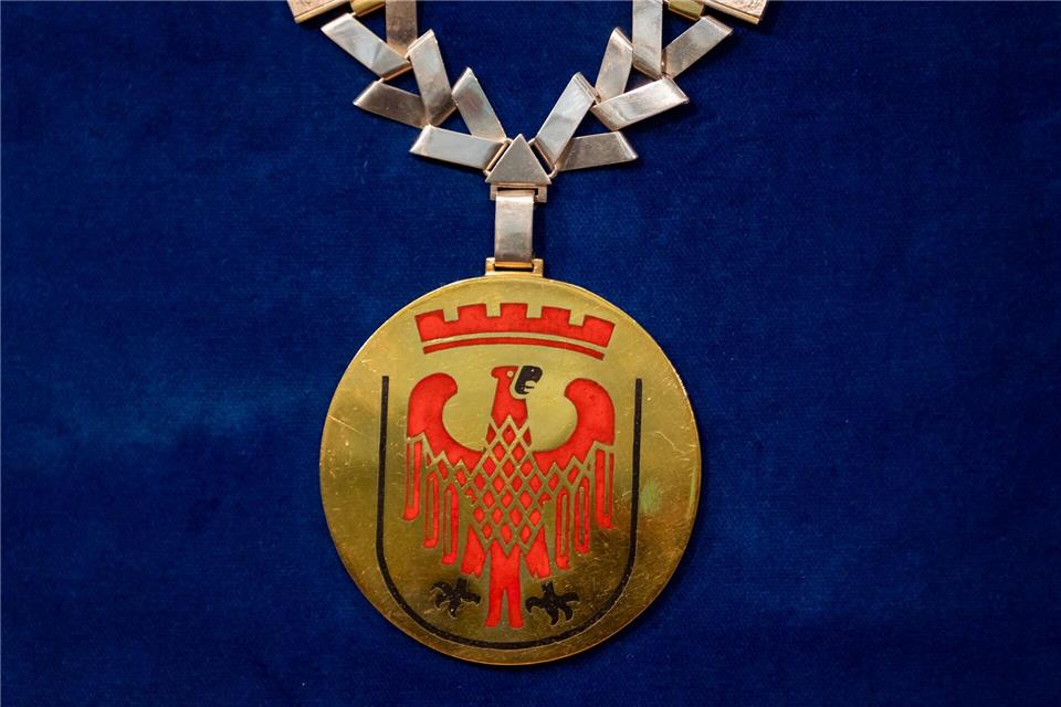 Noosha Aubel trägt als neue Oberbürgermeisterin von Potsdam die traditionsreiche Amtskette.Soeren Stache/dpa