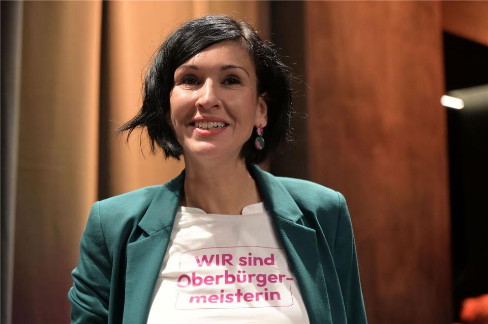 „Klatsche“ für SPD bei OB-Wahl in Potsdam – Parteilose siegt Noosha Aubel trägt ein T-Shirt mit der Aufschrift: „Wir sind Oberbürgermeisterin“.Michael Bahlo/dpa