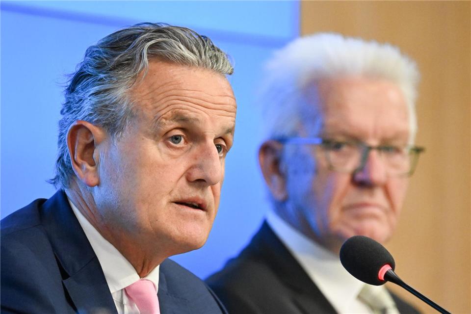 Nopper (l) sprach von einer „Hiobsbotschaft“. (Archivbild)Bernd Weißbrod/dpa