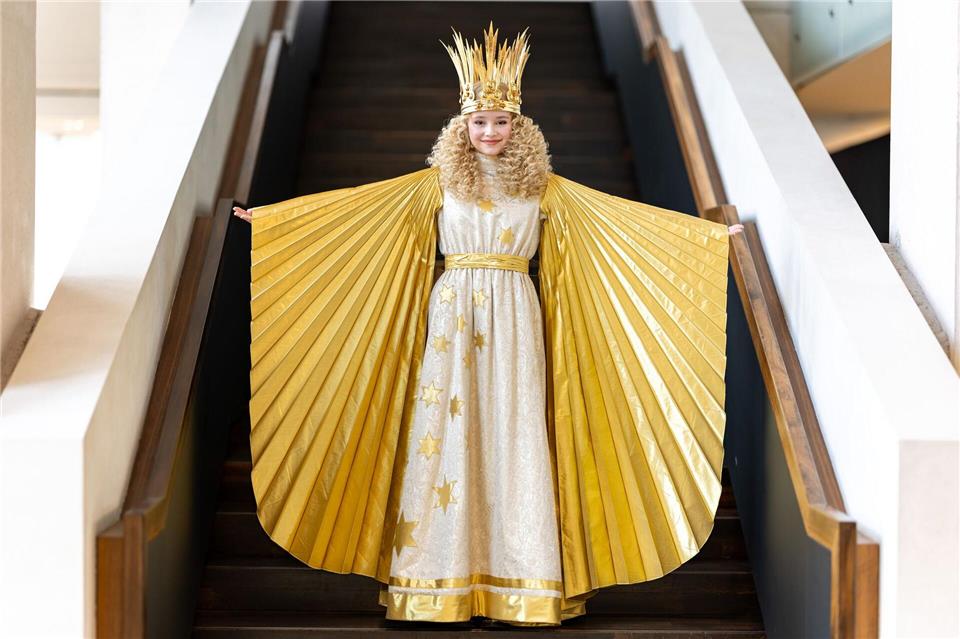 Nora Falk, das neue Nürnberger Christkind, präsentiert sich bei der Kostümprobe. Daniel Karmann/dpa