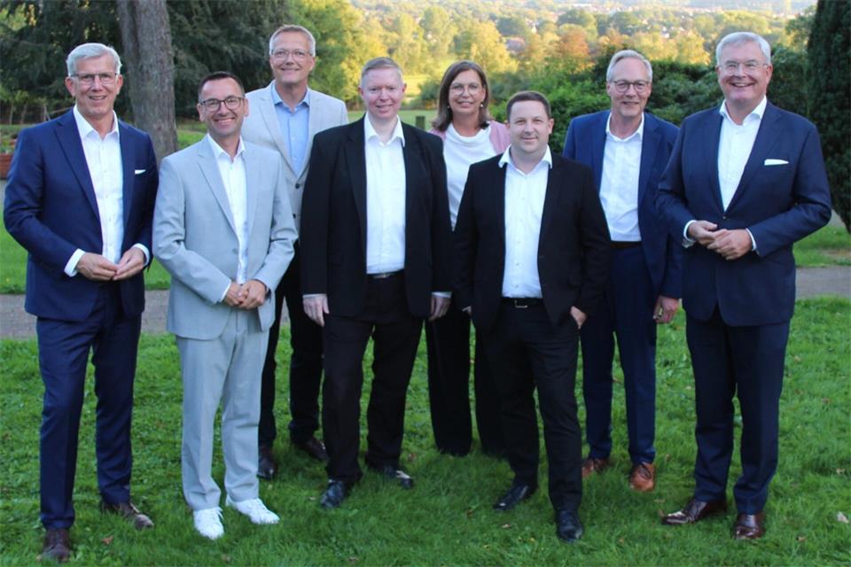 Norbert Hypki (links), Jürgen Büngeler (rechts) und Maik Drüner Personalratsvorsitzender (2.v.l.) gratulieren den Jubilarinnen und Jubilaren aus dem Verbreitungsgebiet der Borkener Zeitung: Rolf Hoffboll (40 Jahre, ab 3.v.l.), Marius Enck (25 Jahre), Gudrun Bleker (40 Jahre), Stephan Koop (25 Jahre) und Heinz-Hermann Lensing (40 Jahre).pd