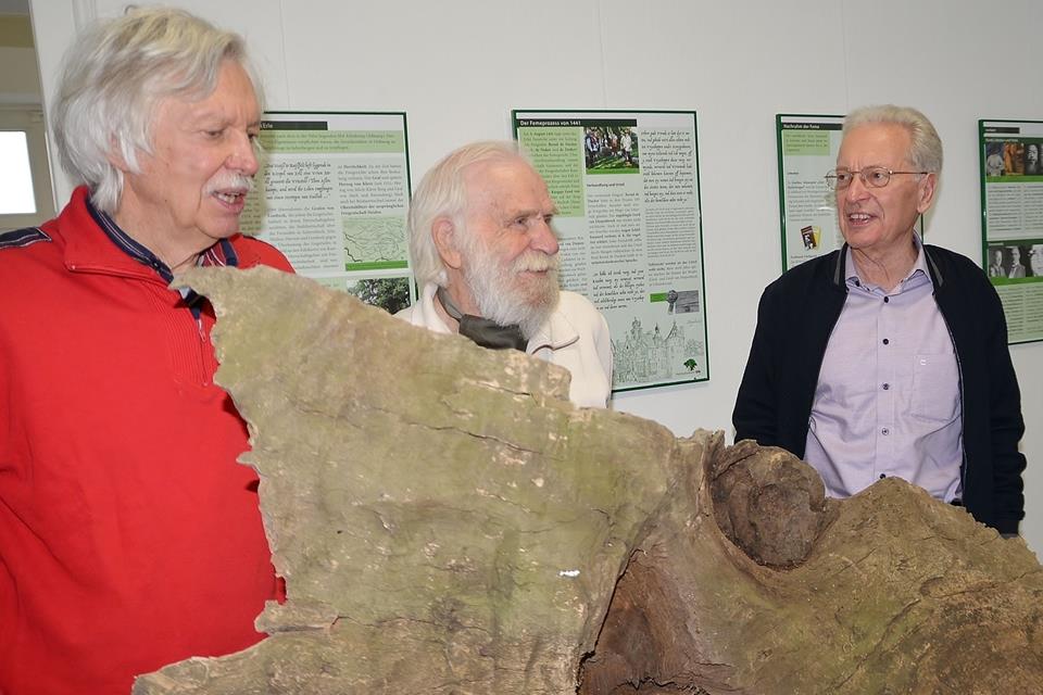 Norbert Sabellek, Klaus Werner und Carlo Behler (v. l.) vor einem Fragment der Eiche.