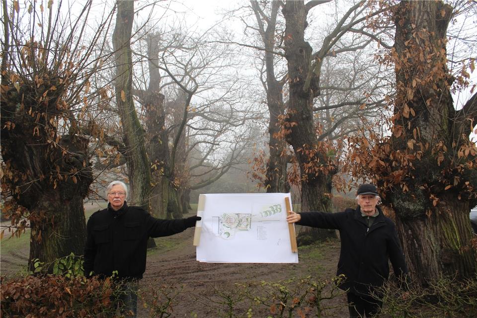 Norbert Sabellek (links), der Vereinsvorsitzende, und Hermann-Josef Buning stehen vor der Allee.