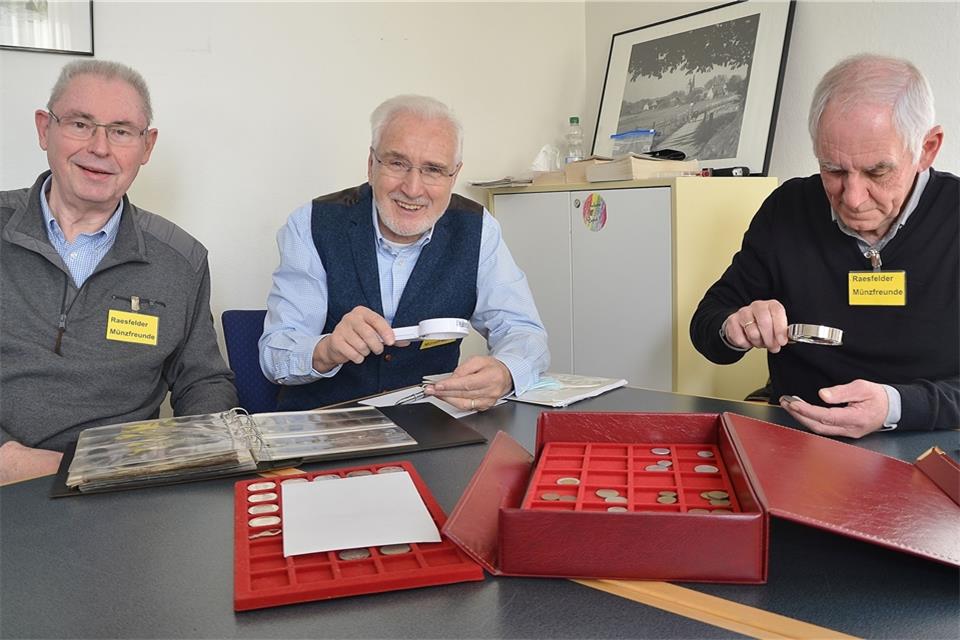 Norbert Schwardtmann Günter Kirol und Michael Kleiner (v. l.) haben die Münzen der Besucher in der Villa Becker geprüft und auch bewertet.