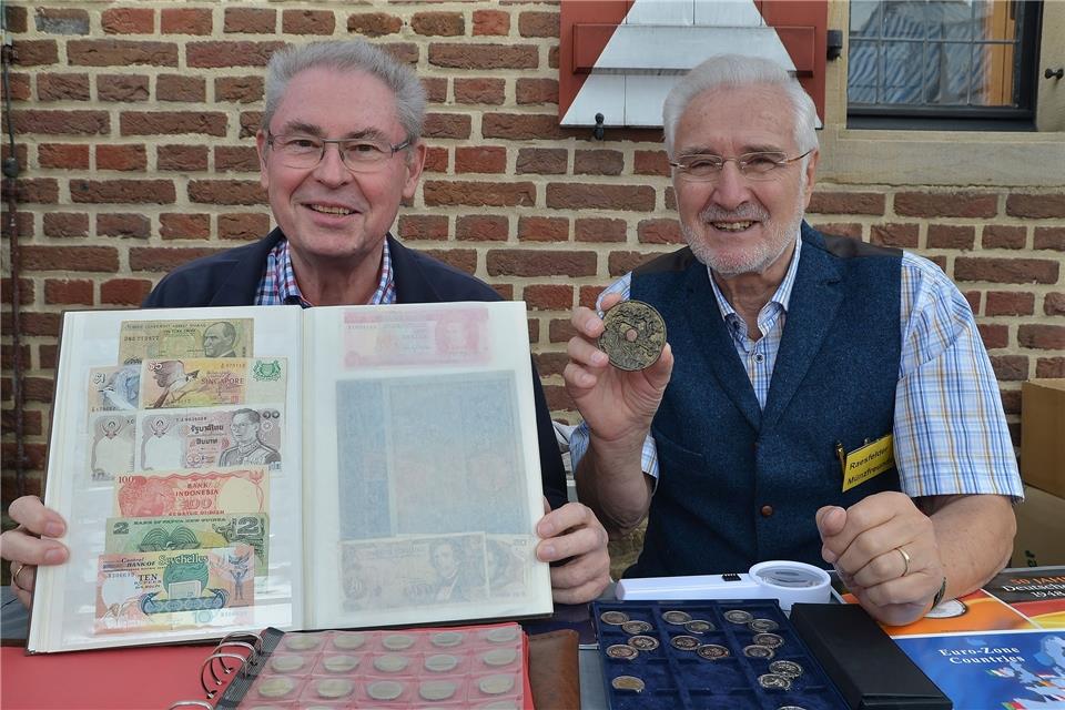 Norbert Schwardtmann (links) und Günter Kirol bewerten Münzen und Papiergeld.